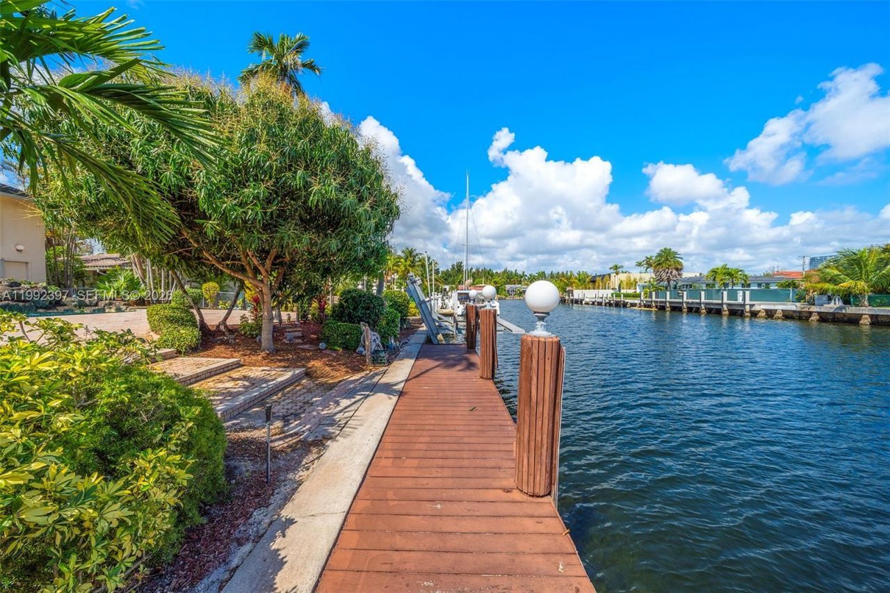 448 Poinciana Dr, Hallandale Beach, FL 33009 Photo