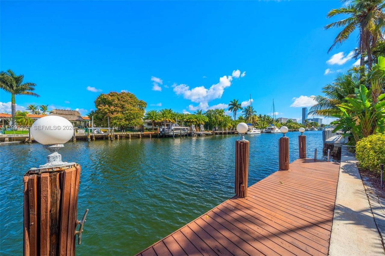 448 Poinciana Dr, Hallandale Beach, FL 33009 Photo