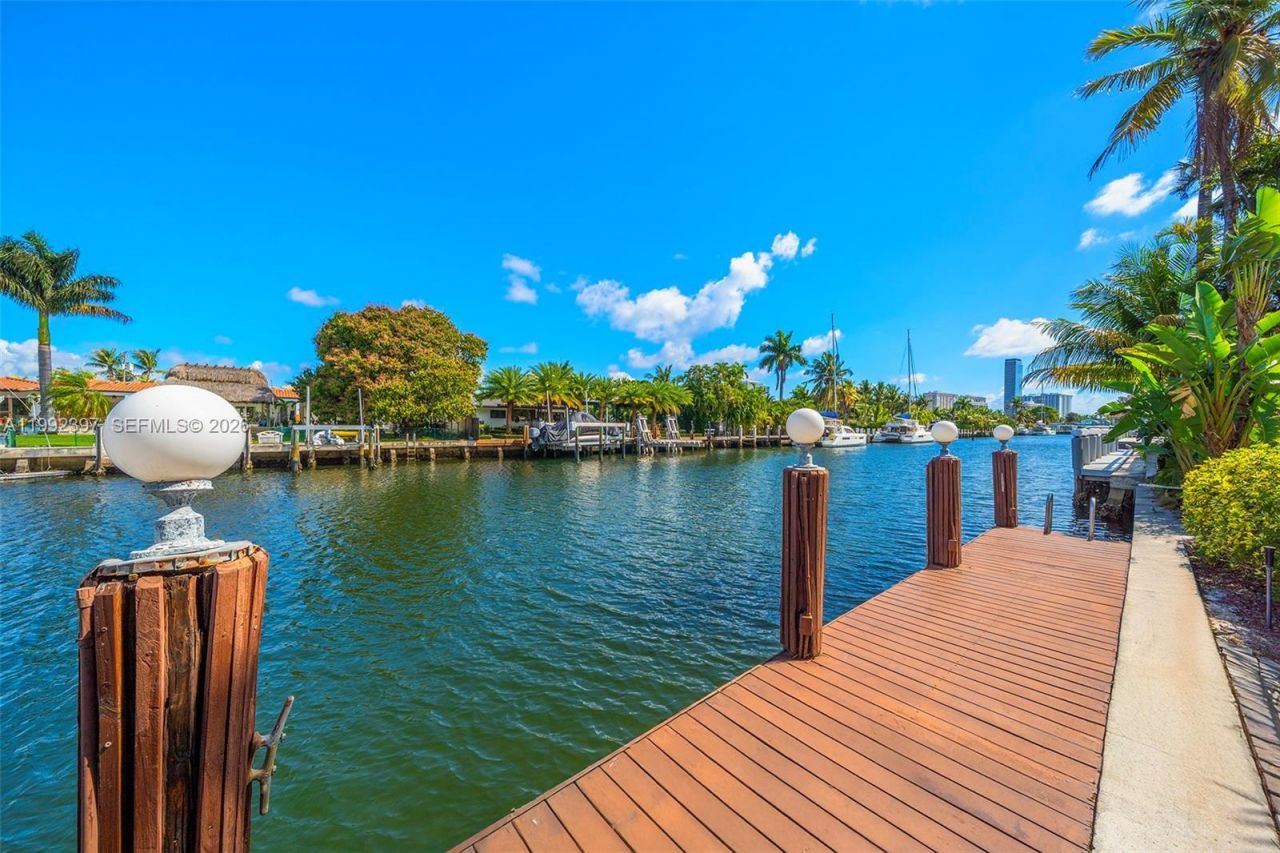 448 Poinciana Dr, Hallandale Beach, FL 33009 Photo