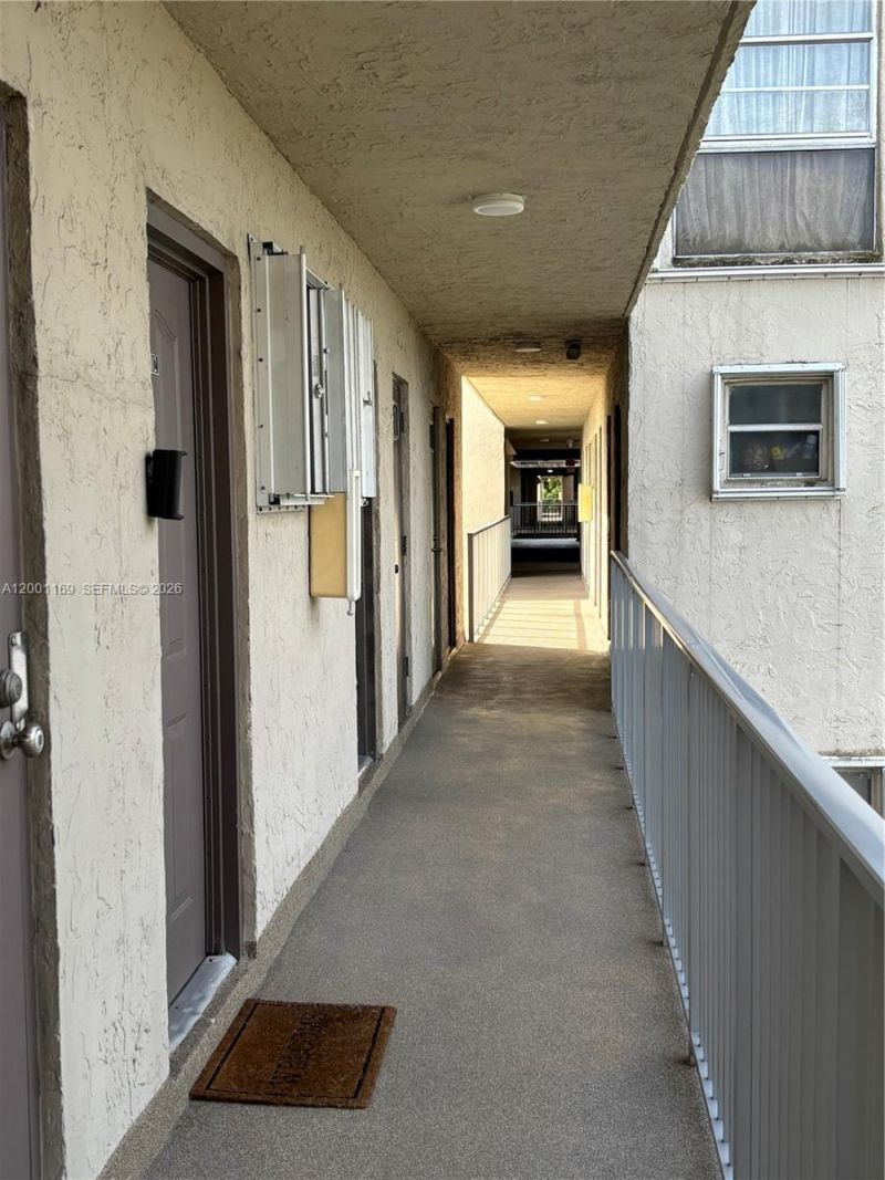 10900 SW 104th St, Unit 303, Miami, FL 33176 Photo