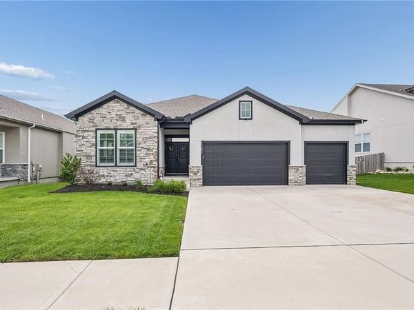1121 SW Cheshire Drive, Lee's Summit, MO 64083