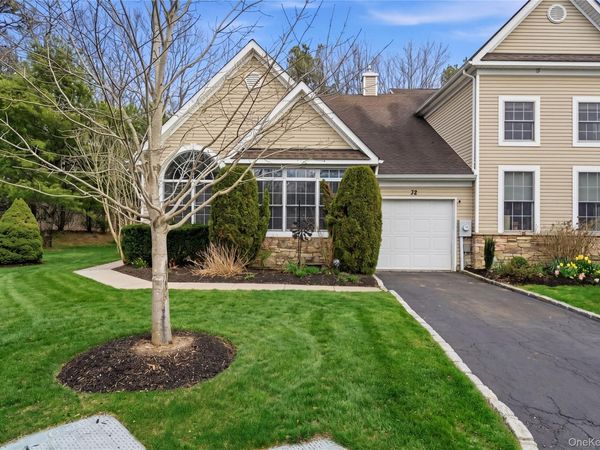 32 Eagle Circle , Bohemia, NY 11716