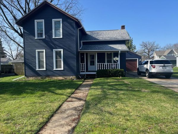 517 E Union St, Oconomowoc, WI 53066