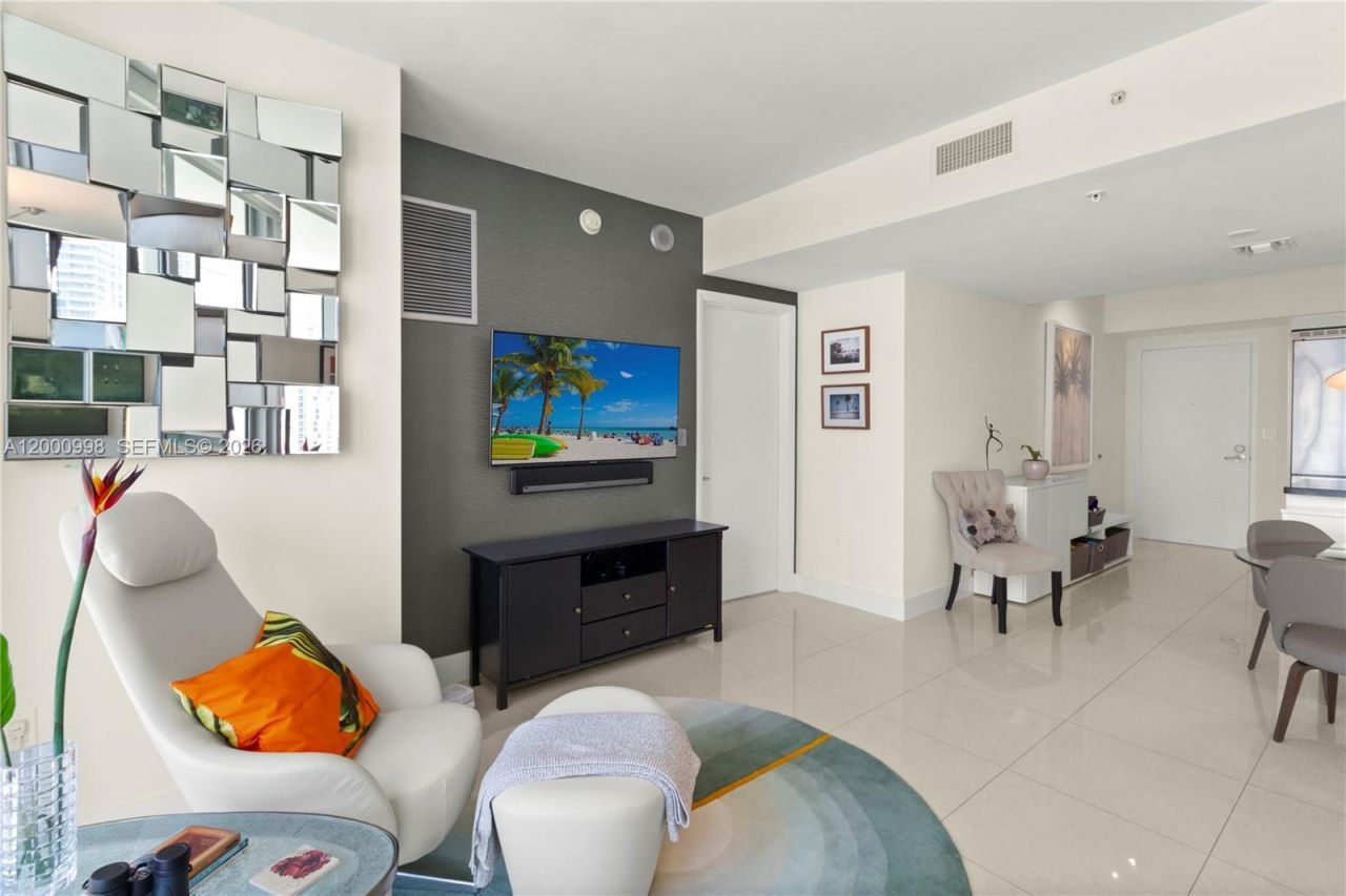 92 SW 3rd St, Unit 1202, Miami, FL 33130 Photo