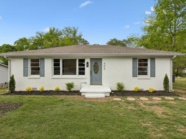 609 E 11th St , Columbia, TN 38401