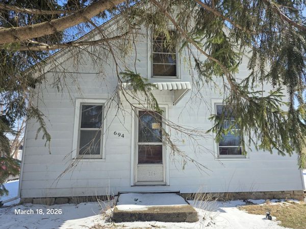 694 Montgomery Avenue , East Dubuque, IL 61025