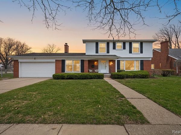 21520 Goethe Ave, Grosse Pointe Woods, MI 48236