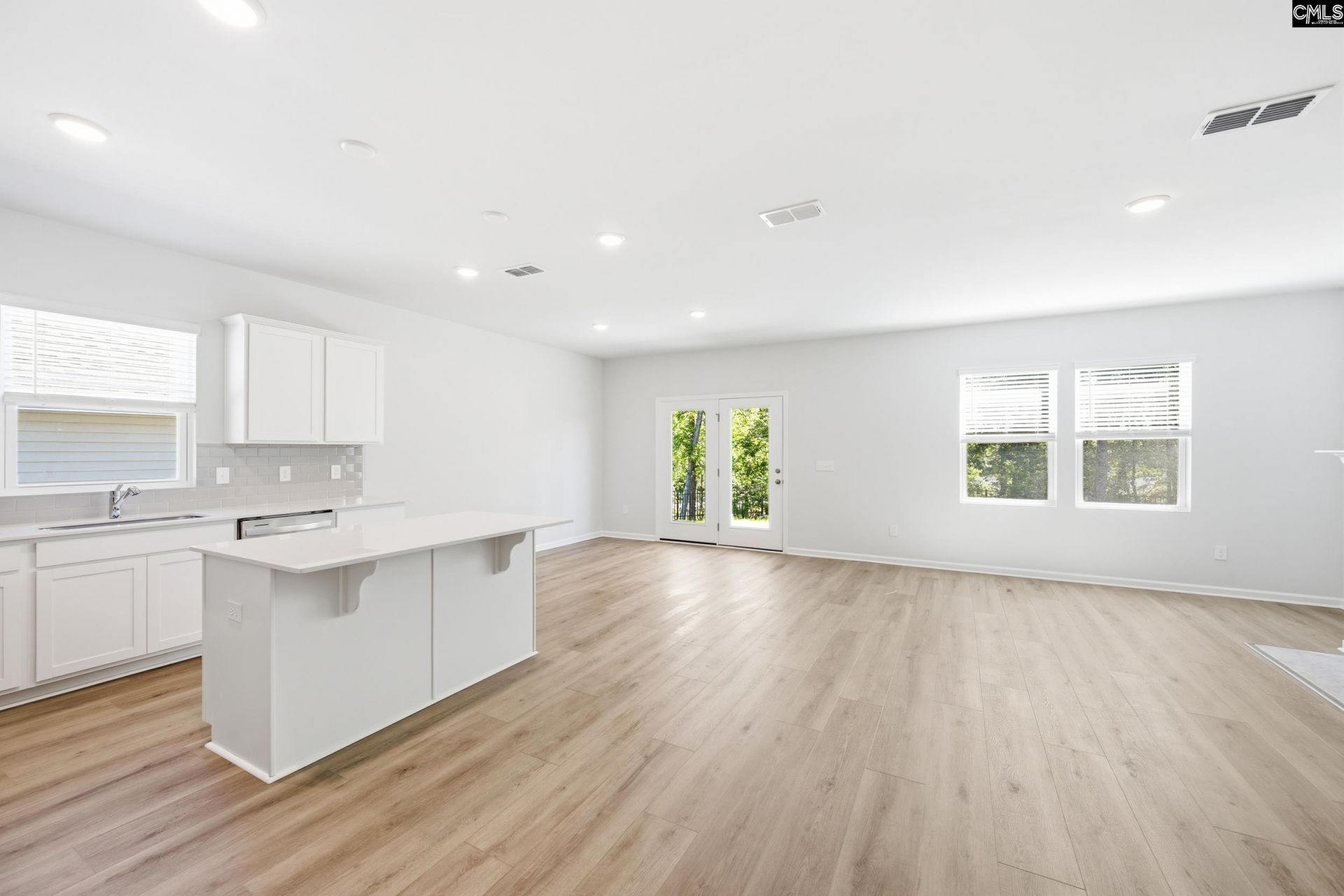 446 Edith Court Photo 6