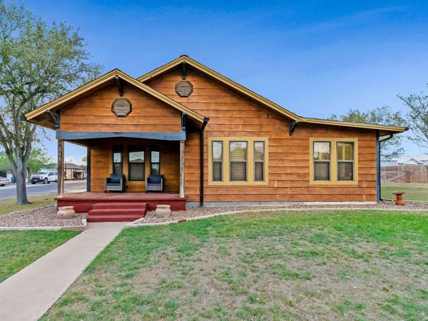 201 Brinkoeter St, Poth, TX 78147