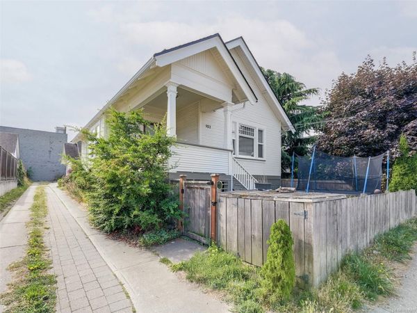 951 Caledonia Ave, Victoria, BC V8T 1E7