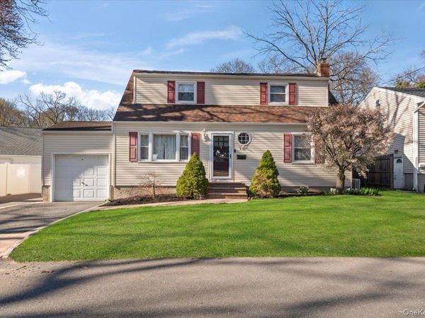 10 Maple Road, Huntington Station, NY 11746