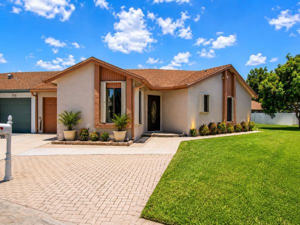9709 Sunny Isle Circle, Boca Raton, FL 33428