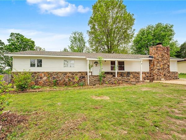 1003 2nd Street , Bentonville, AR 72712