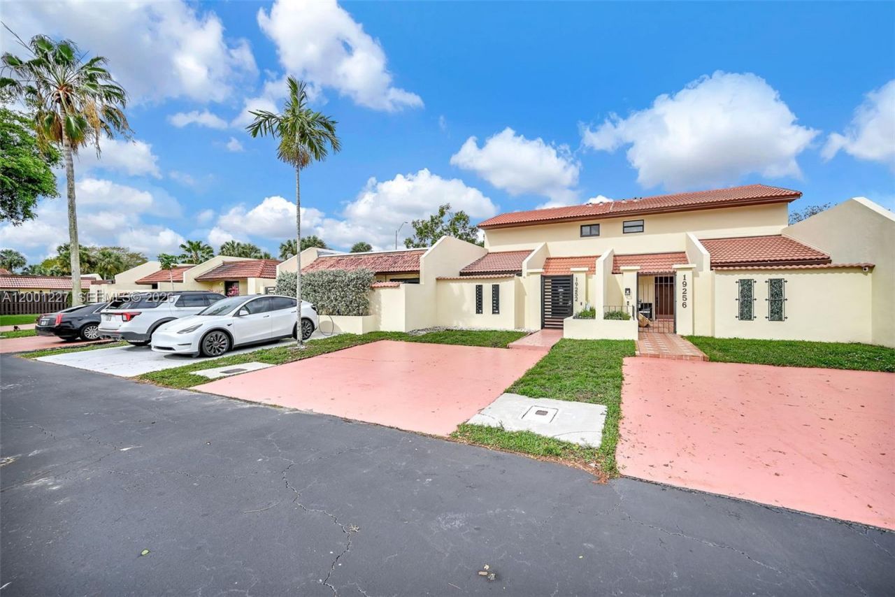 19252 NW 65th Ct, Hialeah, FL 33015 Photo