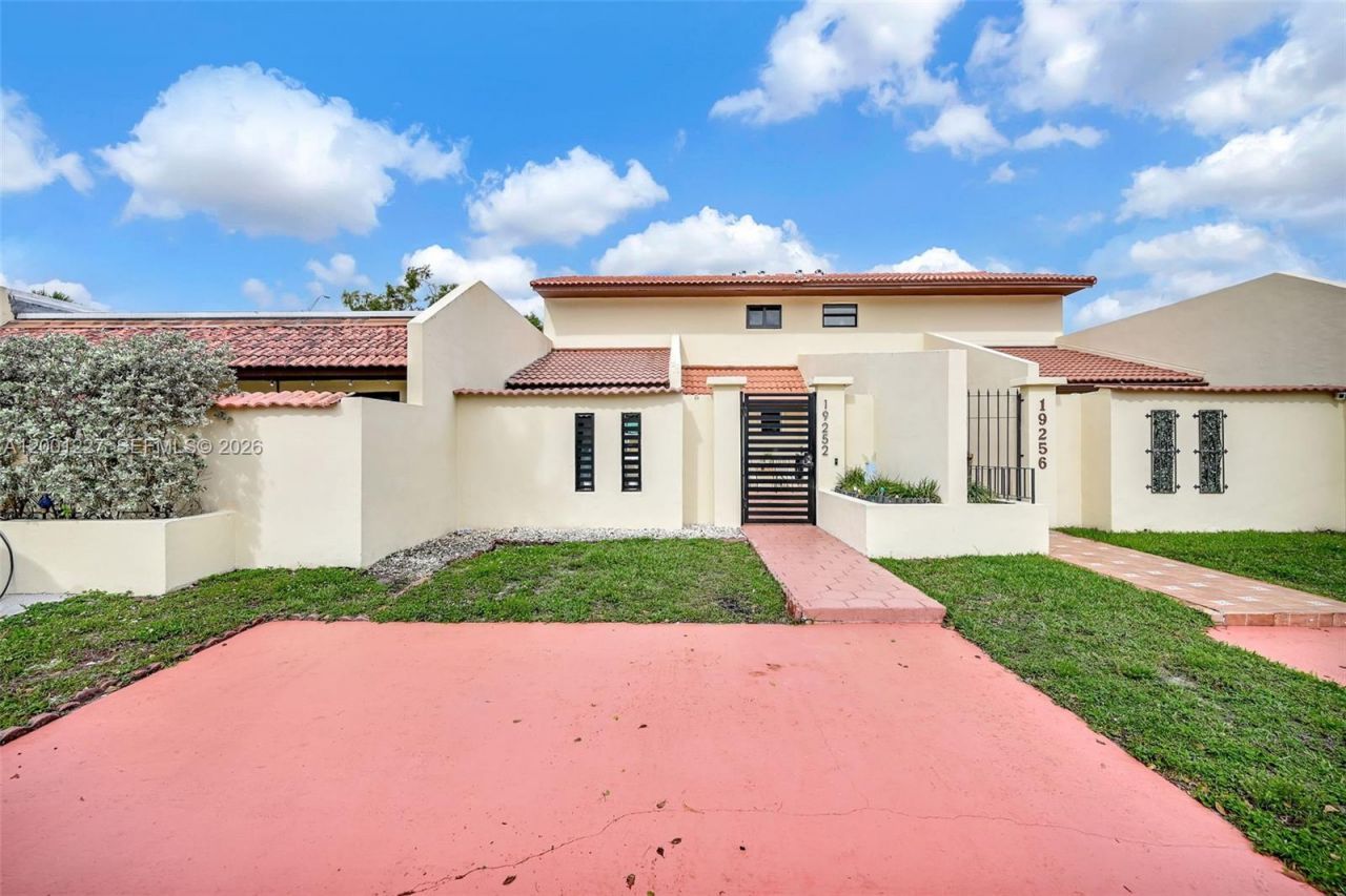 19252 NW 65th Ct, Hialeah, FL 33015 Photo