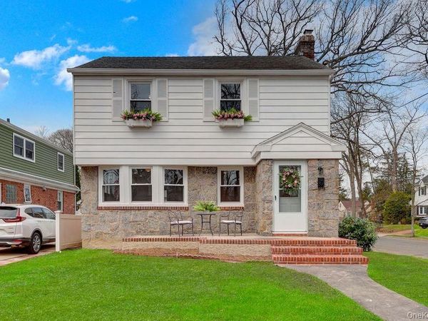 31 Carol Street, Lynbrook, NY 11563