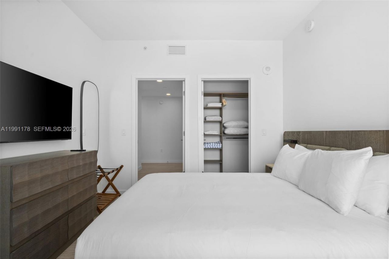 580 72nd St, Unit 1402, Miami Beach, FL 33141 Photo