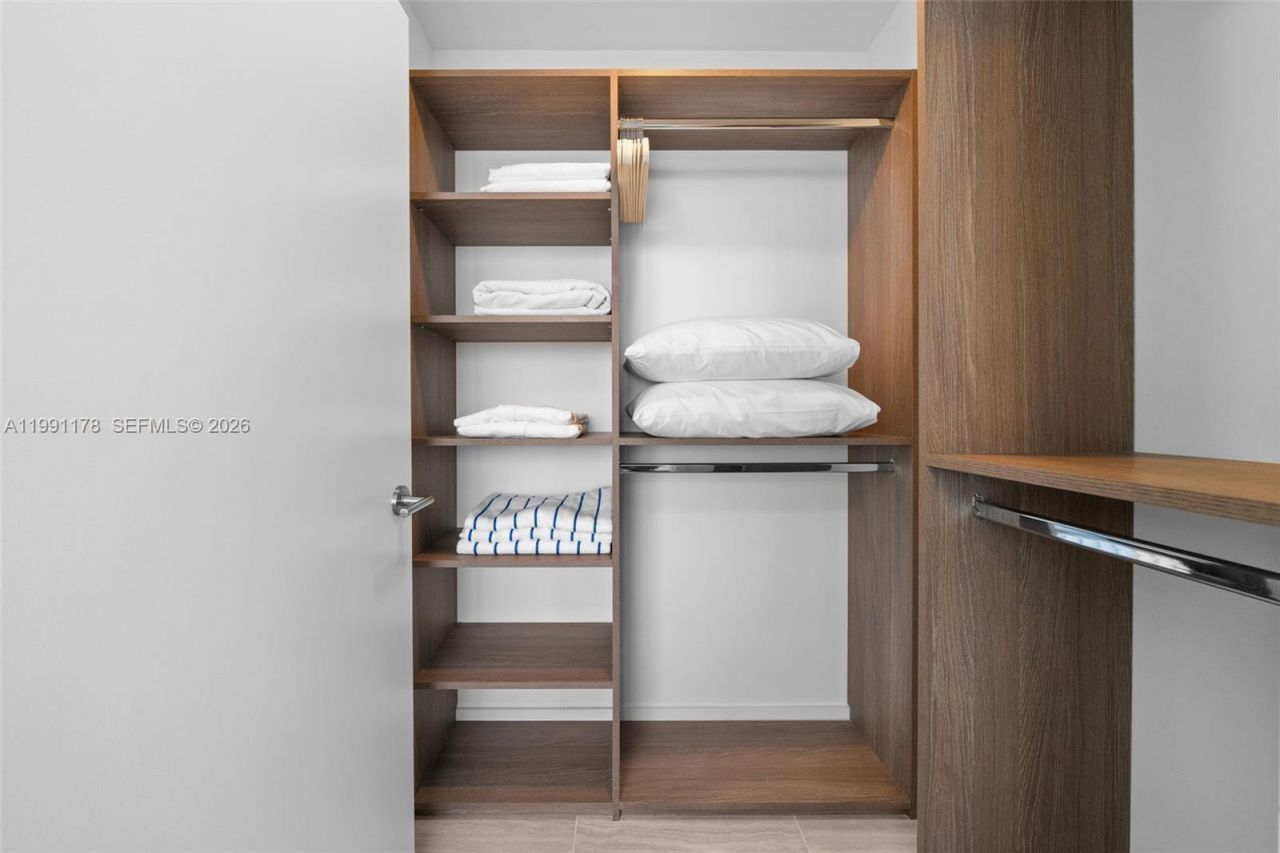 580 72nd St, Unit 1402, Miami Beach, FL 33141 Photo