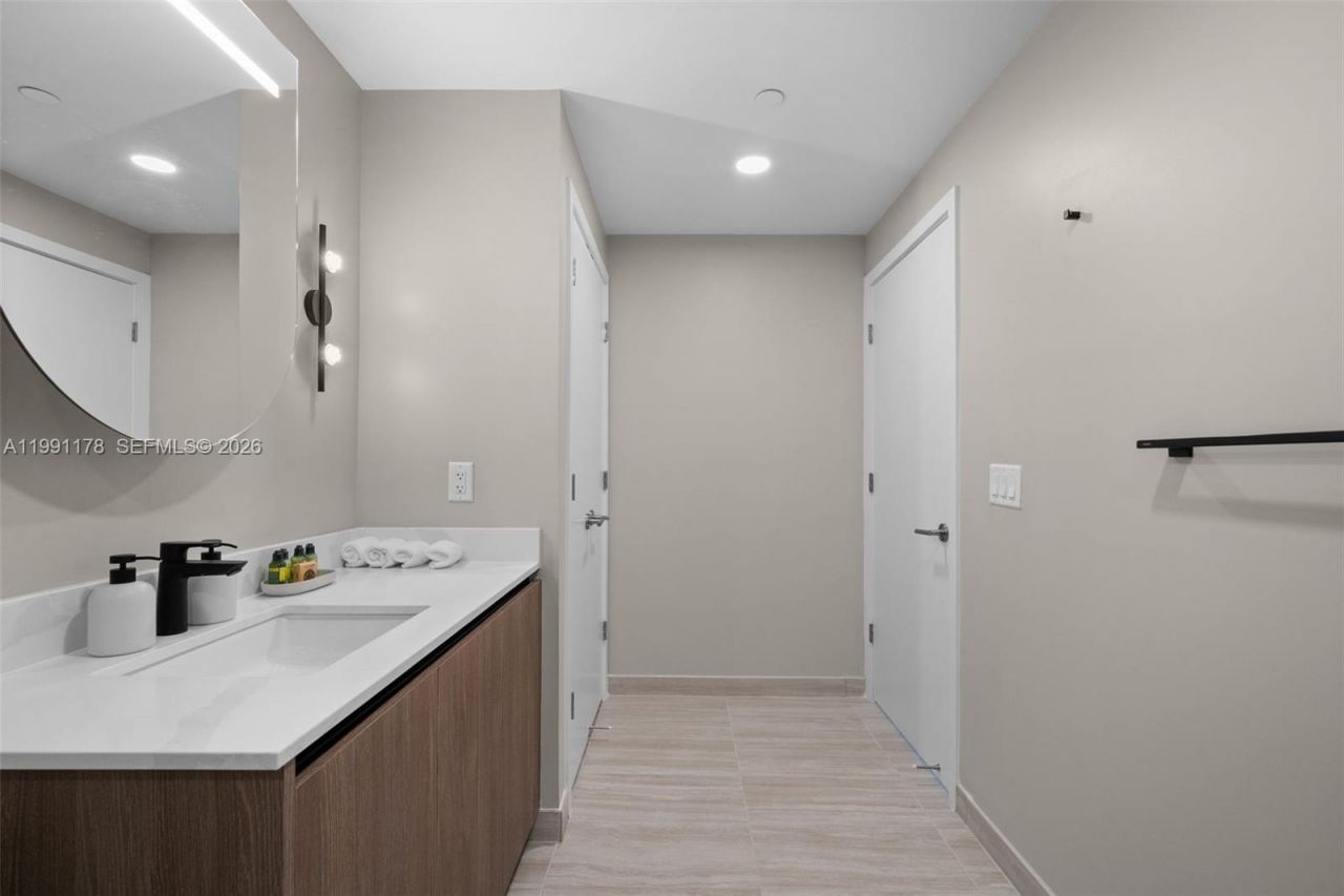 580 72nd St, Unit 1402, Miami Beach, FL 33141 Photo