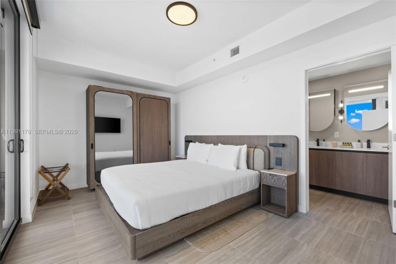 580 72nd St, Unit 1402, Miami Beach, FL 33141 Photo