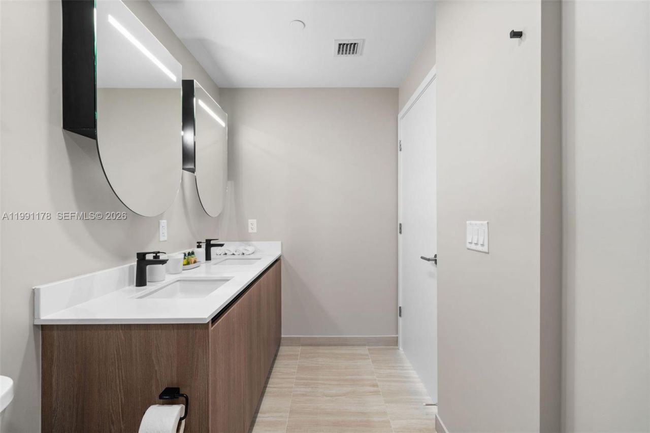 580 72nd St, Unit 1402, Miami Beach, FL 33141 Photo