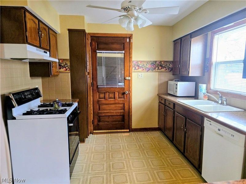 1055 W Tuscarawas Avenue, Barberton, OH 44203 Photo 16