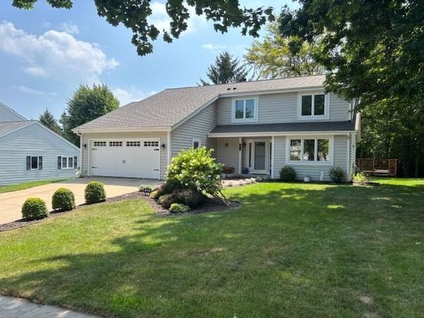 625 Morningside Ct, Saukville, WI 53080