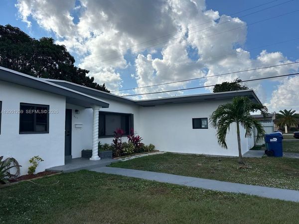 860 NW 171st St , Miami Gardens, FL 33169