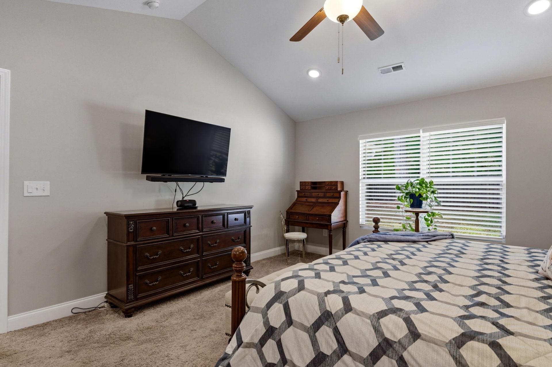 102 Jessica Lakes Dr. Photo 15