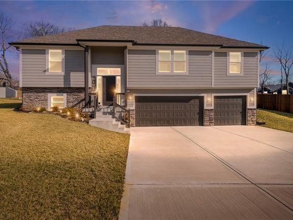 1404 NW Maple Drive, Grain Valley, MO 64029
