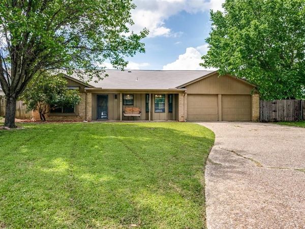 2204 Park Springs Court , Arlington, TX 76013