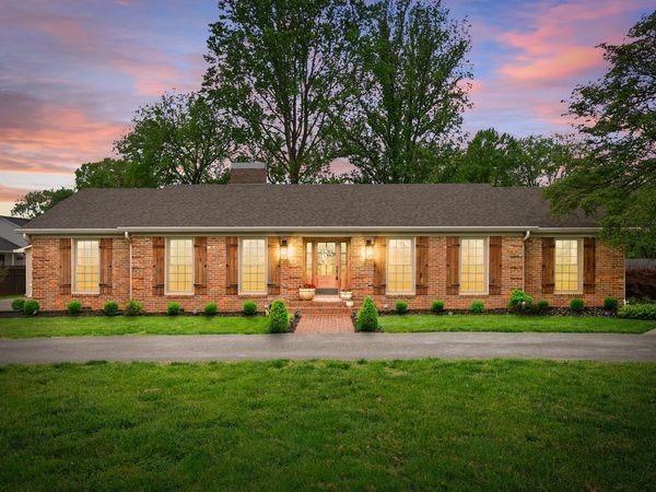 303 Deepwood Dr, Hopkinsville, KY 42240