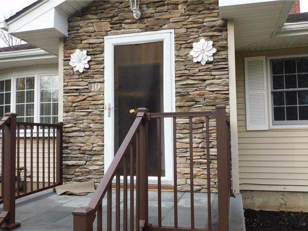 10 S Nauraushaun Road, Pearl River, NY 10965