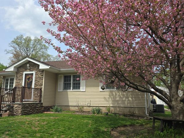 10 S Nauraushaun Road, Pearl River, NY 10965