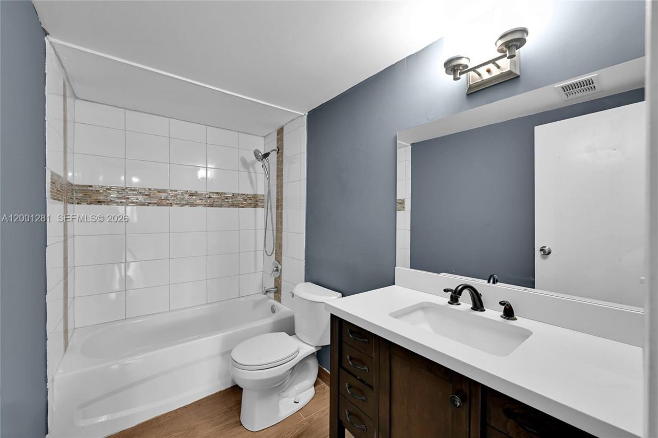 2850 Somerset Dr, Unit 105L, Lauderdale Lakes, FL 33311 Photo