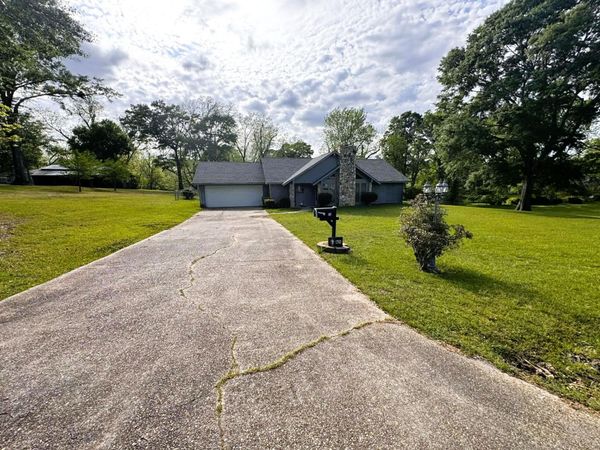 23 B St., Bay Springs, MS 39422