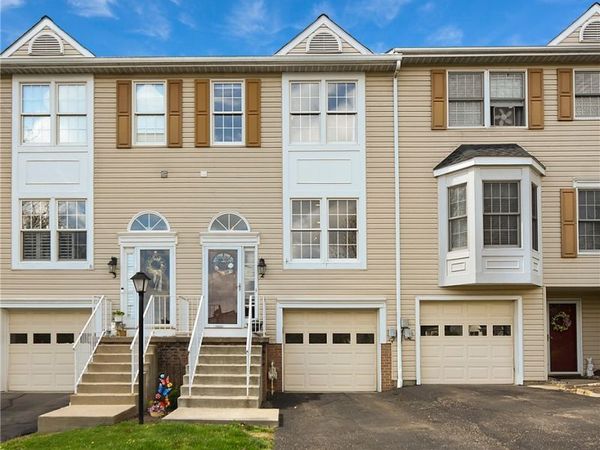 2 Cherryhurst Ln, Bridgeville, PA 15017