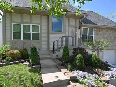 10241 NW 57th Street, Parkville, MO 64152