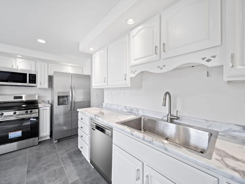 1101 Harwood Drive, Columbus, OH 43228 Photo 12