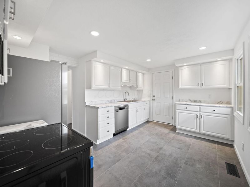 1101 Harwood Drive, Columbus, OH 43228 Photo 13