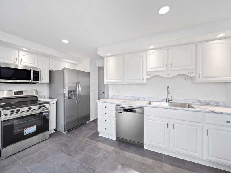 1101 Harwood Drive, Columbus, OH 43228 Photo 14