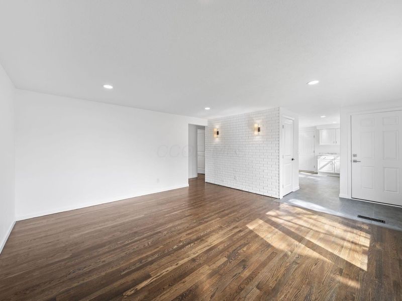 1101 Harwood Drive, Columbus, OH 43228 Photo 18