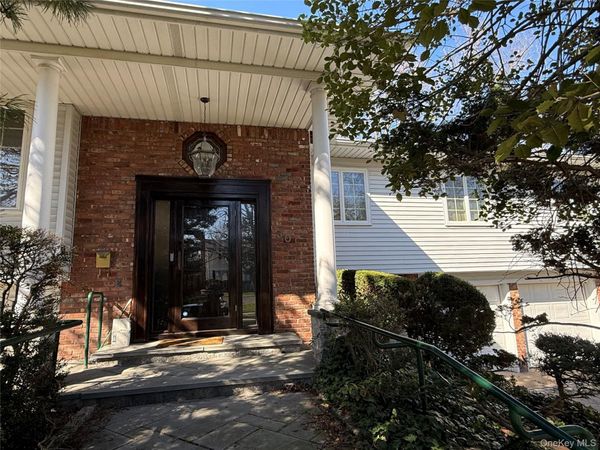 30 Dogwood Road , Albertson, NY 11507