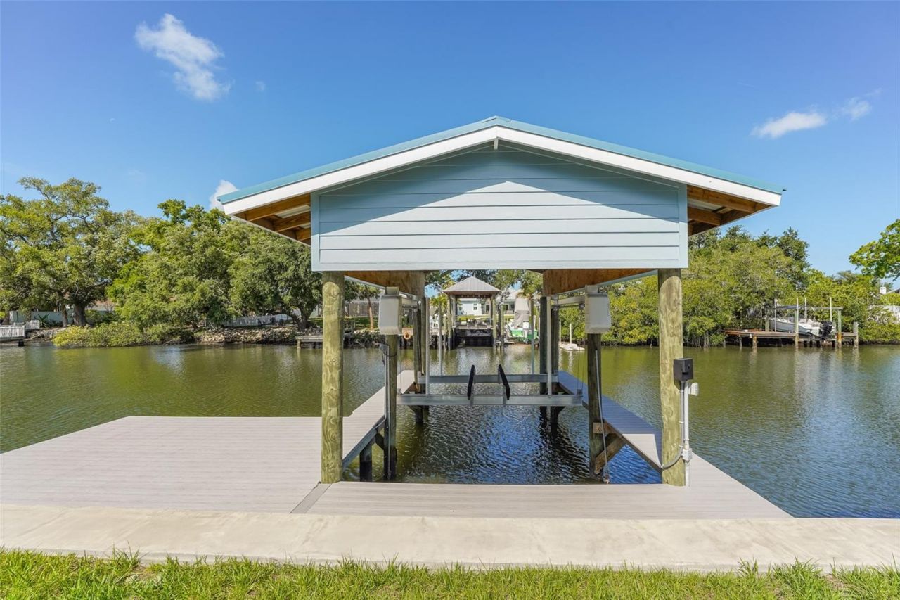 8717 Driftwood Drive, Tampa, FL 33615 Photo