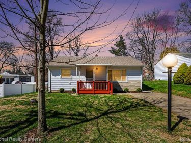 586 Bagley Street, Lake Orion Vlg, MI 48362