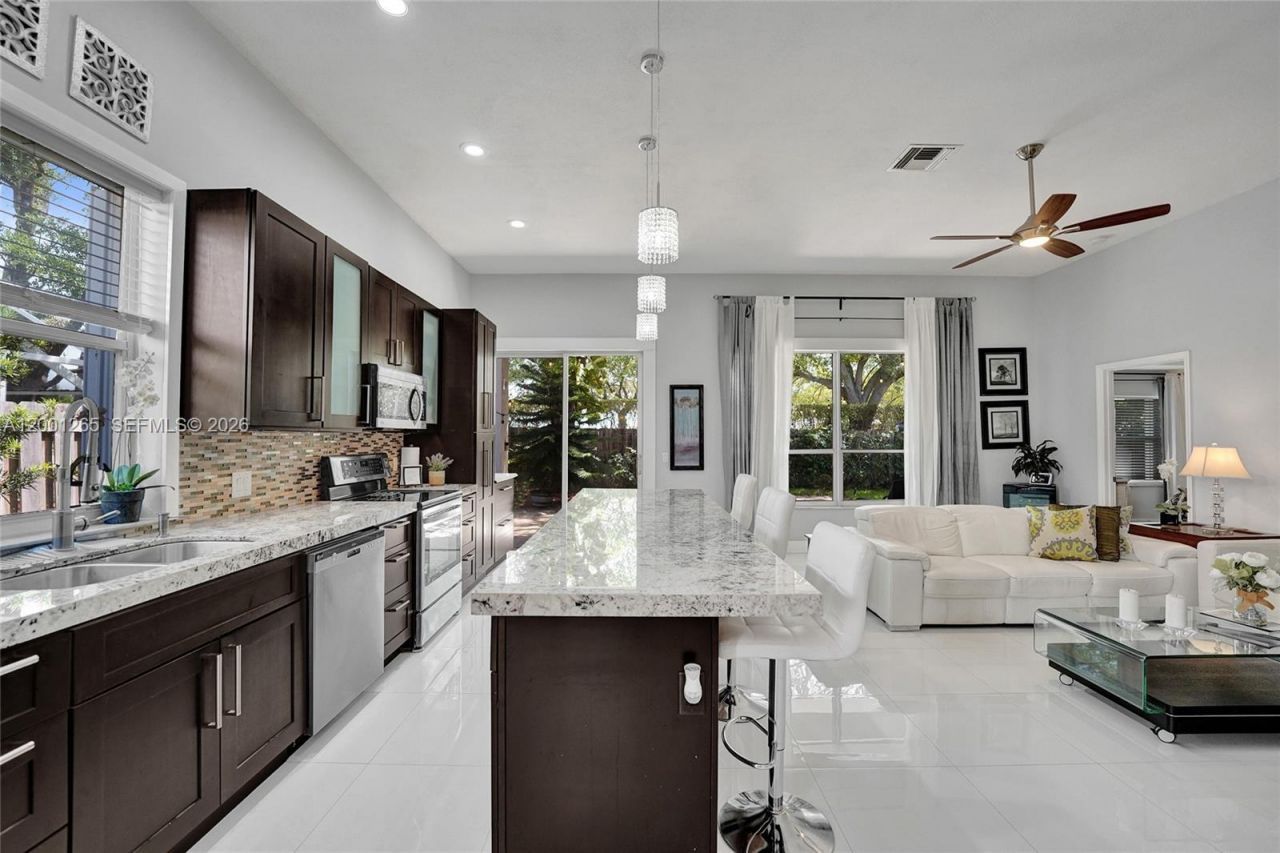 1445 NW 143rd Ave, Pembroke Pines, FL 33028 Photo