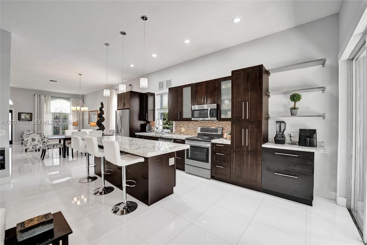 1445 NW 143rd Ave, Pembroke Pines, FL 33028 Photo