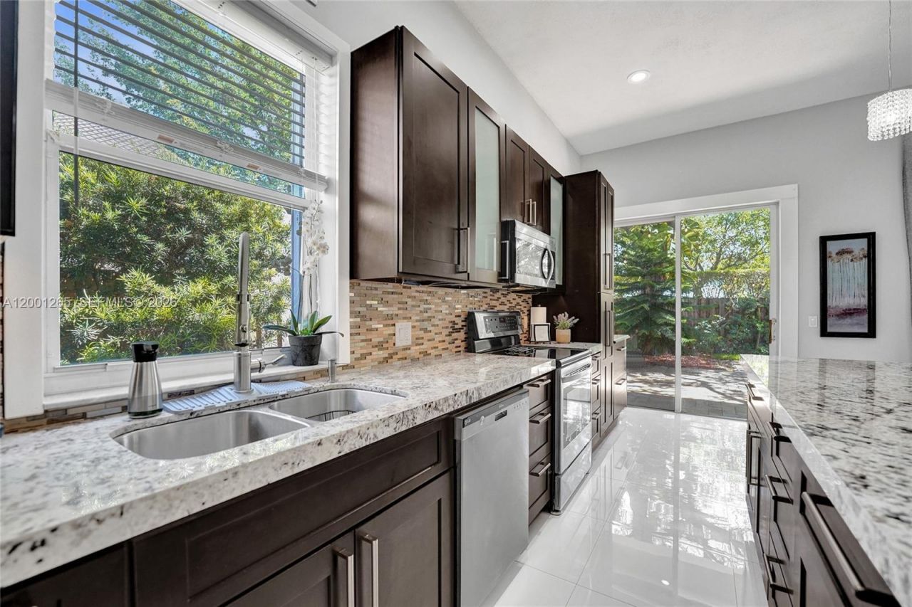 1445 NW 143rd Ave, Pembroke Pines, FL 33028 Photo