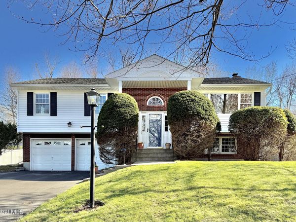 11 Petticoat Lane, Troy, NY 12180