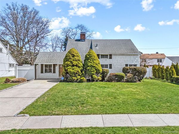 170 Scooter Lane , Hicksville, NY 11801